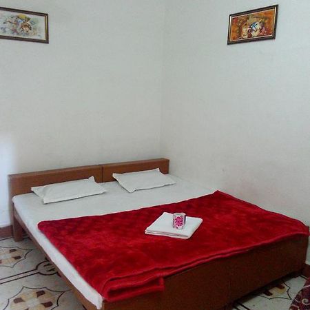 אורצ'ה Temple View Guest House מראה חיצוני תמונה